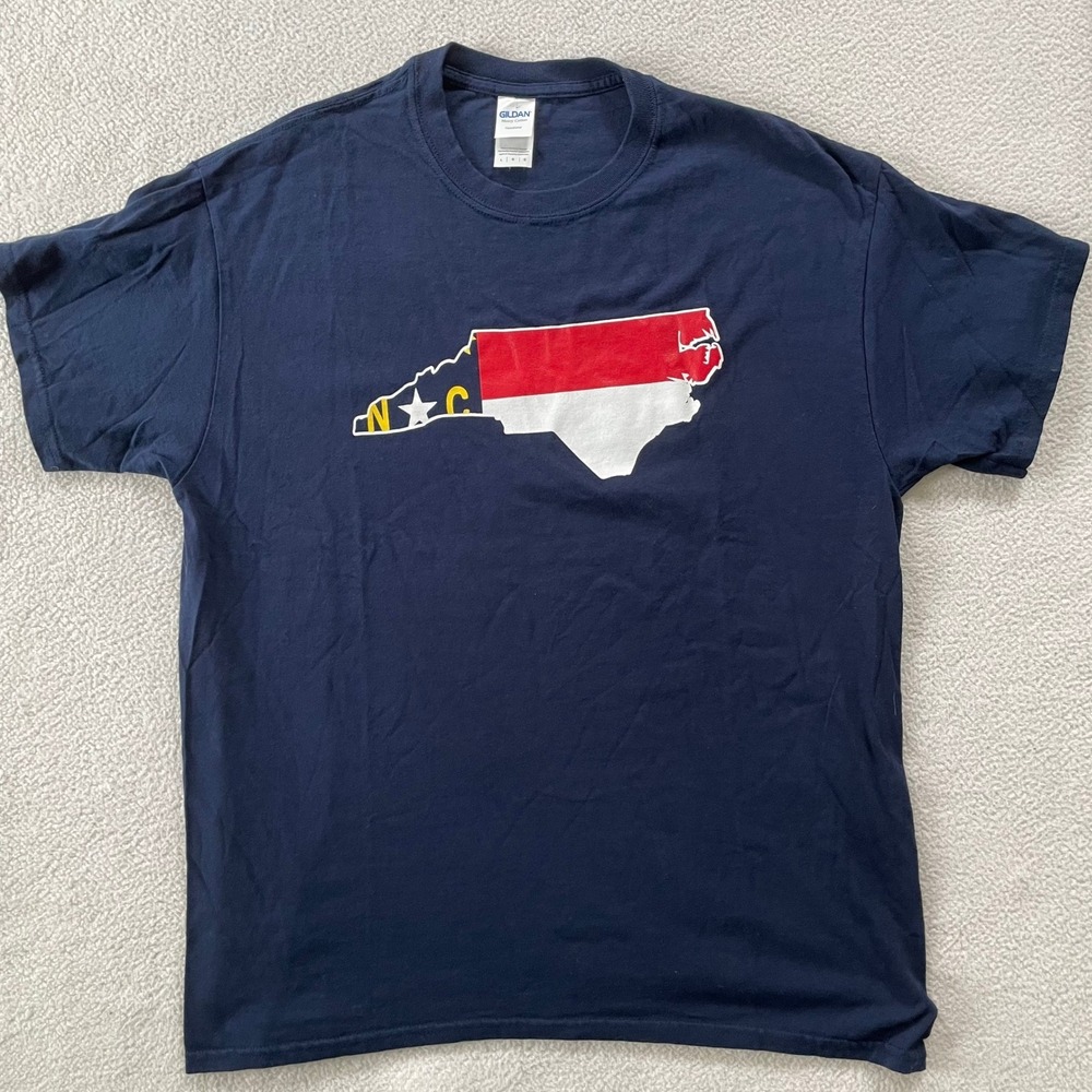 Gildan Mens Large T-shirt Navy Blue North Carolina State Flag Graphic‎ T Outline